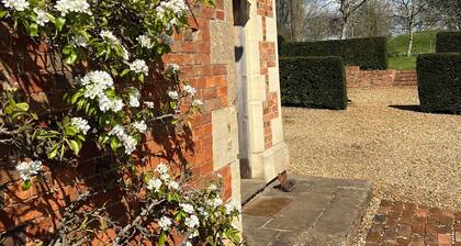 Victorian Old Coach House With Superking Master Bedroom suite and Tennis Court.