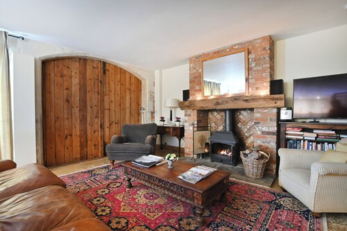 Victorian Coach House with Superking Master Bedroom suite.  Gardens/Tennis Court