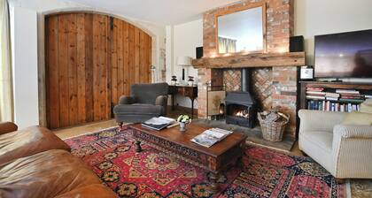 Victorian Coach House with Superking Master Bedroom suite. Gardens/Tennis Court