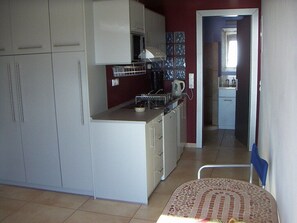Geladeira, micro-ondas, cooktop, cafeteira/chaleira