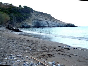 A rocky beach with a cliff and a clear view of the sea. - Villa-studio, modern, sea-view, 10 min. from beach, garden, terrace (Ferma)