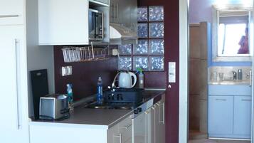 Fridge, microwave, stovetop, coffee/tea maker