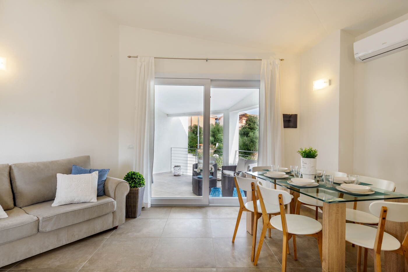 modern apartment 5 min. from the sea with swimming pool, air conditioning and wi-fi