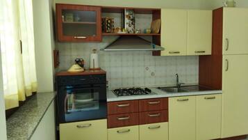 Réfrigérateur, four, plaque de cuisson, cafetière/bouilloire