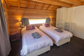 6 bedrooms, travel cot, free WiFi, bed sheets