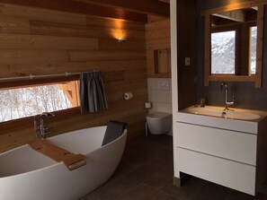 Duschwanne, Regendusche, Haartrockner, Handtücher