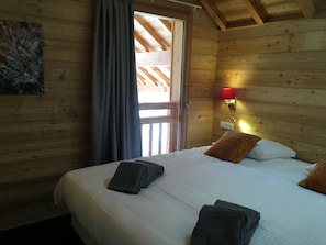 6 bedrooms, travel cot, free WiFi, bed sheets