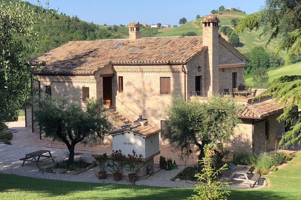 Stylish eco holiday home with private pool set in vineyards with panoramic views