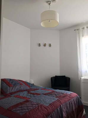 1 slaapkamer, een strijkplank/strijkijzer, gratis wifi