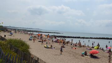 Vlak bij het strand, ligstoelen, strandlakens