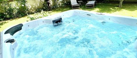 Bañera de hidromasaje al aire libre