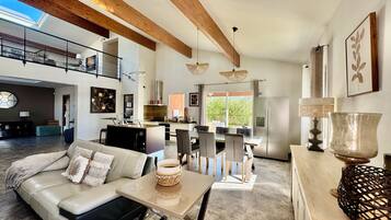 Smart-tv, videospelletjes, een dvd-speler en een tafeltennistafel