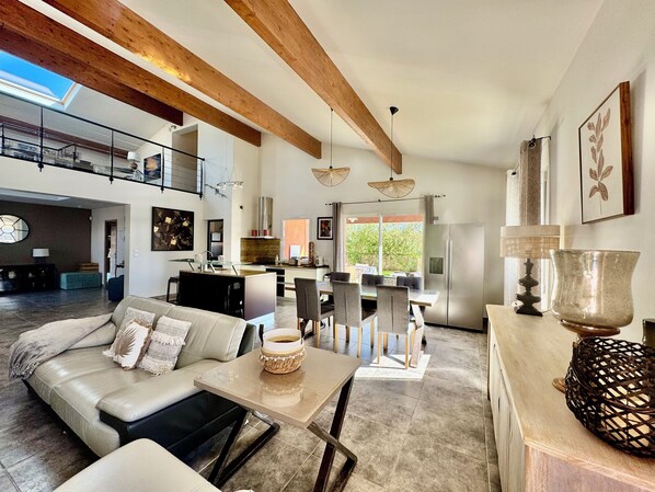 TV connectée, jeux vidéo, lecteur de DVD, table de tennis de table