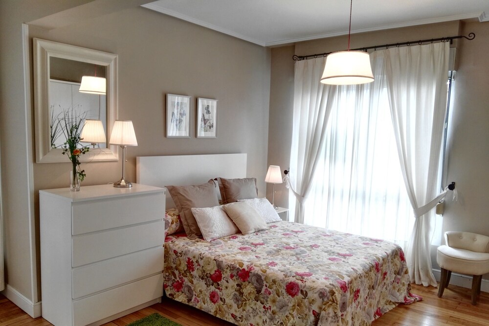 Ideal families. Wifi, bus at the door, area without OTA, beach nearby