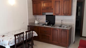 Refrigerador, microondas, parrilla de estufa y cafetera y tetera