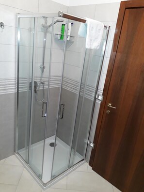 Shower, hair dryer, bidet, towels - In the heart of Venice, restored in 2017, 2 bedrooms, WIFI, Air Conditioning, (Venezia)