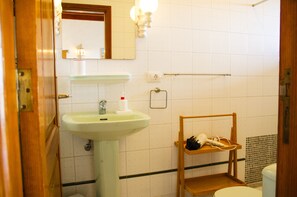 Douche, sĂšche-cheveux, serviettes fournies, savon