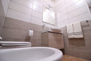 Douche, sèche-cheveux, bidet, serviettes fournies