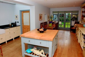 Dining - Beautiful Victorian House/pretty garden/ central location.<br>Beach/sea/castles (Cardiff)