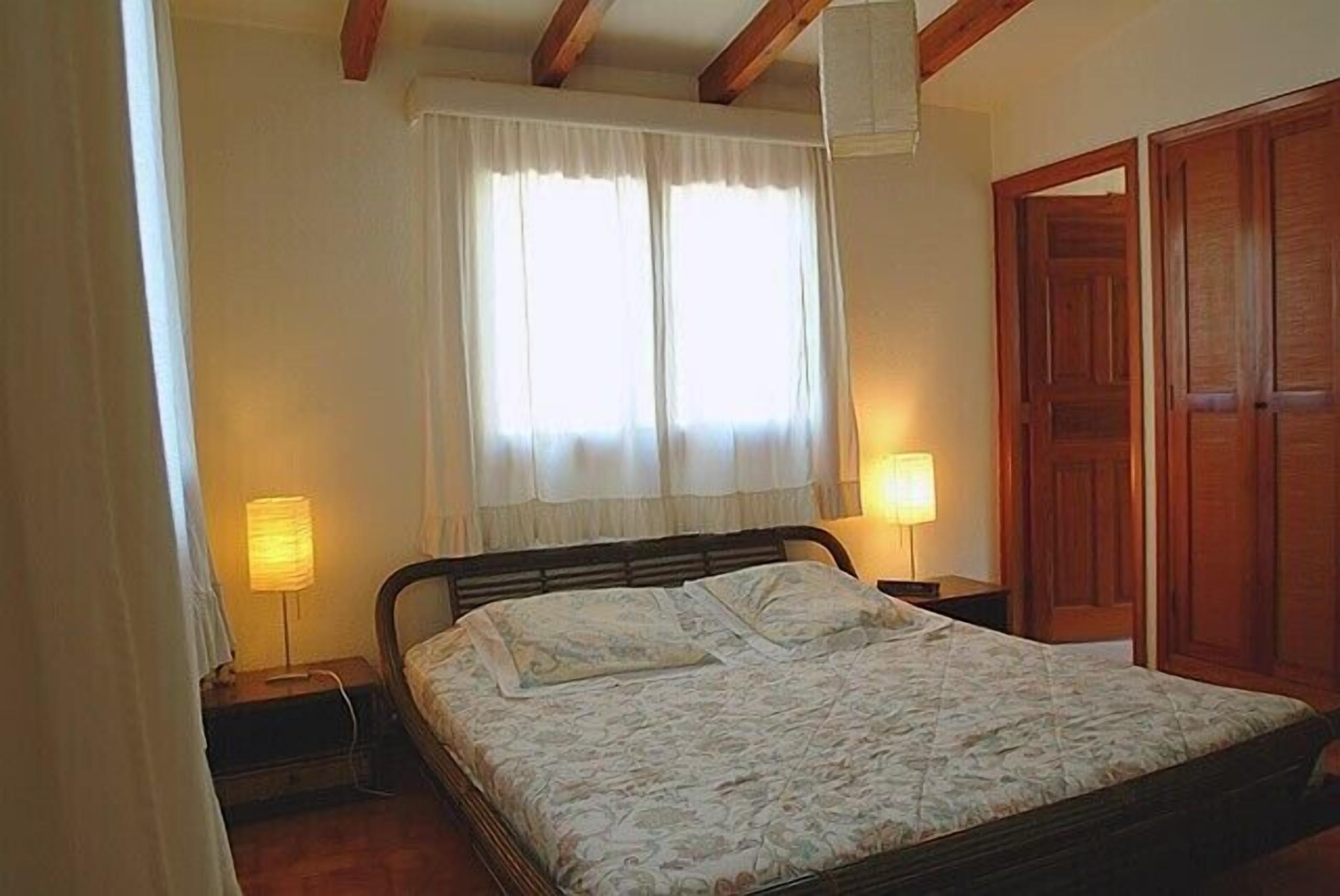 3 slaapkamers, een kluis op de kamer, een bureau