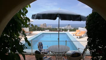 Una piscina al aire libre, una piscina climatizada