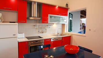 Jääkaappi, mikroaaltouuni, uuni, liesi