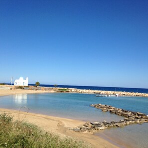 Playa en los alrededores y camastros 