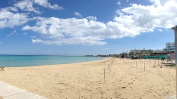 Una playa cerca, sillas reclinables de playa