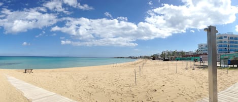 Playa en los alrededores y camastros