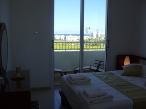 3 chambres, coffres-forts dans les chambres, fer et planche à repasser