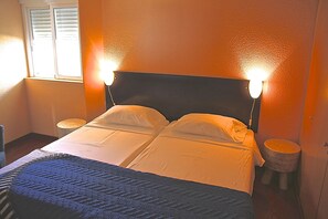 3 bedrooms, iron/ironing board, WiFi (free), bed sheets