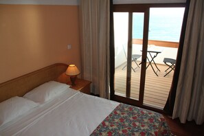 3 habitaciones, tabla de planchar con plancha, internet y ropa de cama