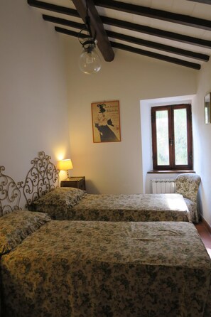 4 habitaciones, escritorio y tabla de planchar con plancha 