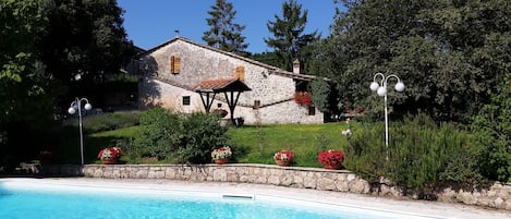 Piscine extérieure, chaises longues