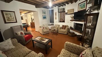 Smart TV, caminetto, libri