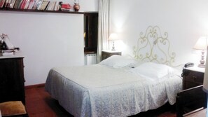 4 bedrooms, desk, iron/ironing board, travel cot - Villa "Le Vallecchie" overlooking Siena and with private swimming pool (Siena)