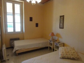 5 عدّة غرف نوم ومكواة/لوح كي