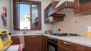 Réfrigérateur, four, plaque de cuisson, cafetière/bouilloire