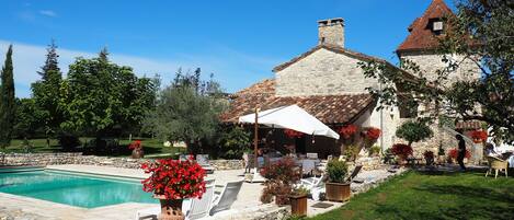 Alberca al aire libre y alberca climatizada