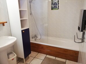 Bathtub, hair dryer