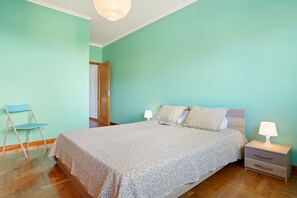 2 chambres, fer et planche à repasser, lit de bébé portatif, Wi-Fi