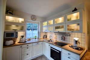 Réfrigérateur, micro-ondes, plaque de cuisson, lave-vaisselle