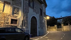 Un edificio de piedra con techo curvo y una entrada arqueada grande.