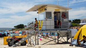 Playa en los alrededores, camastros y toallas de playa