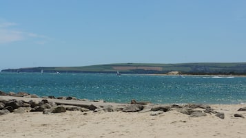 Vlak bij het strand, ligstoelen aan het strand, strandlakens