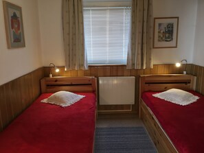 2 bedrooms, iron/ironing board, free WiFi, bed sheets