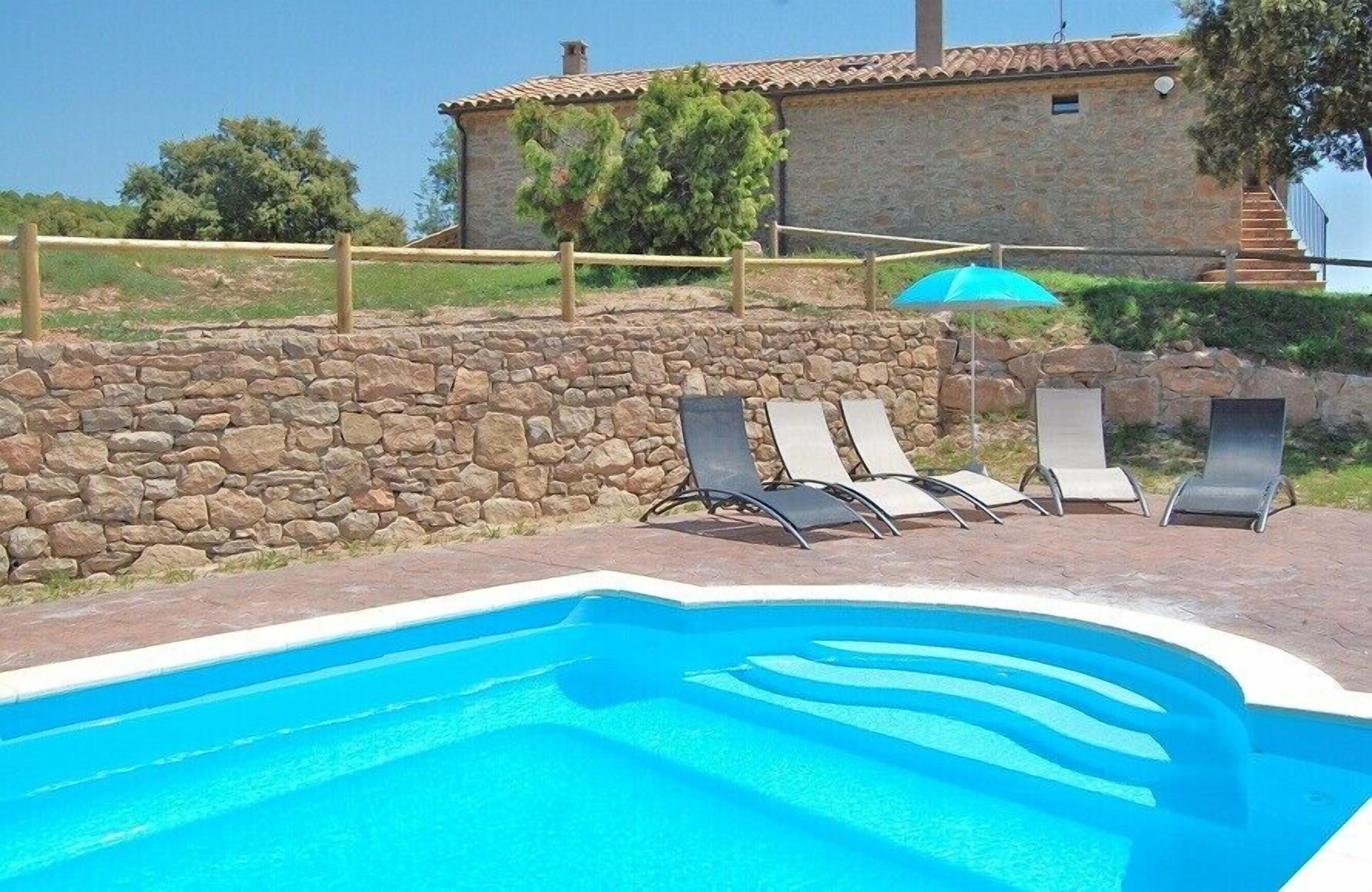 The roman steps makes the pool ideal for children