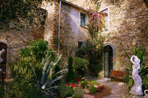 Apartment Mit Großem Terrazzo Und Garten In Ruhigem Italienischem Dorf
