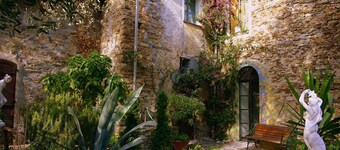 Apartment Mit Großem Terrazzo Und Garten In Ruhigem Italienischem Dorf