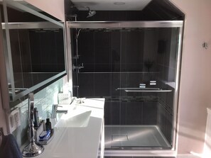 Douche, sèche-cheveux, serviettes fournies, savon